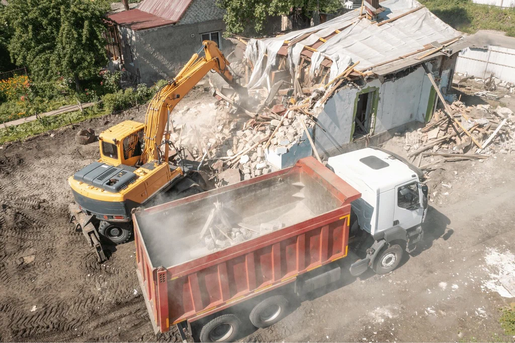 Вывоз мусора после сноса зданий с выездом в Туймазы в октябре