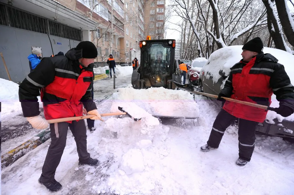 Очистка дворов от снега с гарантией результата в Туймазы в октябре